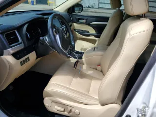 2018 Toyota Highlander SE z VIN 5TDKZRFHXJS539384, wystawiony jako Copart lot #57213565 z przebiegiem 111 375 mil mil oraz Szkoda całkowita • Salvage title. Historia ofert i sprzedaży dostępna na DreamBid. Obrazek 7.