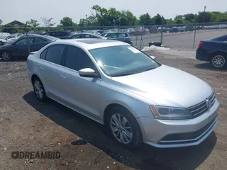 2015 Volkswagen Jetta SE z VIN 3VWD17AJ7FM421327, wystawiony jako IAAI lot #42409413 z przebiegiem 150 319 mil mil oraz . Historia ofert i sprzedaży dostępna na DreamBid. Obrazek 1.