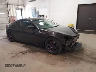 2017 Toyota 86 z VIN JF1ZNAA15H9703306, wystawiony jako IAAI lot #41222900 z przebiegiem 63 301 mil mil oraz . Historia ofert i sprzedaży dostępna na DreamBid. Obrazek 1.