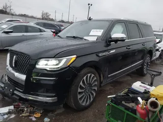 2022 Lincoln Navigator Black Label z VIN 5LMJJ3TT2NEL13739, wystawiony jako IAAI lot #41296594 z przebiegiem 58 116 mil mil oraz . Historia ofert i sprzedaży dostępna na DreamBid. Obrazek 2.