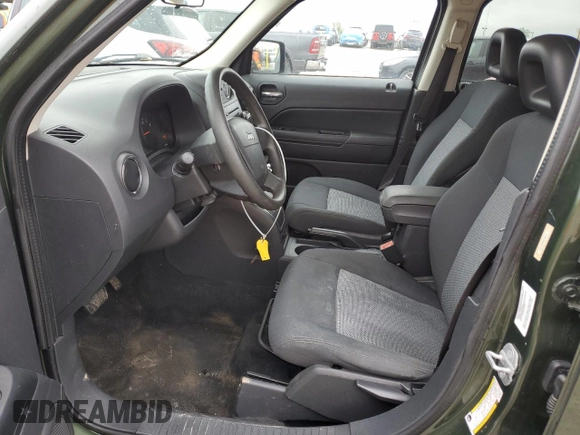 2009 Jeep Patriot Sport z VIN 1J4FF28B39D249631, wystawiony jako Copart lot #55471465 z przebiegiem 130 667 mil mil oraz Czysty tytuł • Clean title. Historia ofert i sprzedaży dostępna na DreamBid. Obrazek 7.