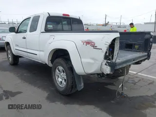 2005 Toyota Tacoma z VIN 5TEUU42N35Z060609, wystawiony jako IAAI lot #42119427 z przebiegiem 245 280 mil mil oraz . Historia ofert i sprzedaży dostępna na DreamBid. Obrazek 3.
