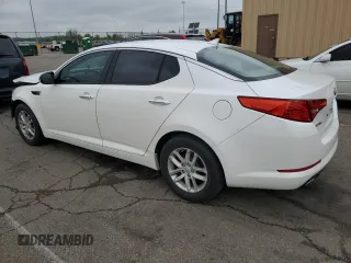 2013 Kia Optima LX z VIN KNAGM4A79D5327301, wystawiony jako Copart lot #55595565 z przebiegiem 100 366 mil mil oraz Szkoda całkowita • Salvage title. Historia ofert i sprzedaży dostępna na DreamBid. Obrazek 2.
