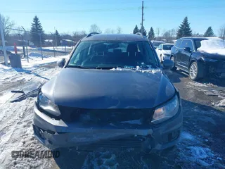 2017 Volkswagen Tiguan S z VIN WVGAV7AX1HK050251, wystawiony jako IAAI lot #41608261 z przebiegiem 172 298 mil mil oraz . Historia ofert i sprzedaży dostępna na DreamBid. Obrazek 12.