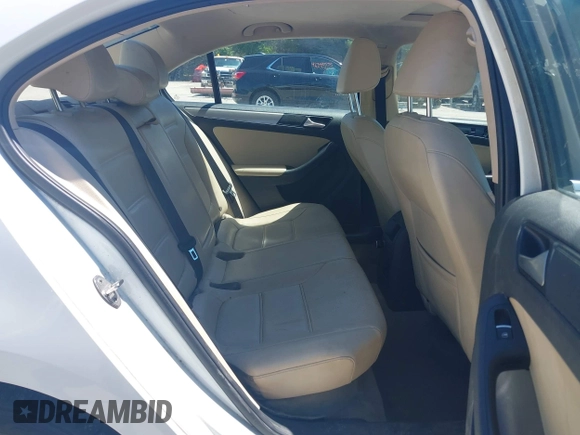 2015 Volkswagen Jetta SE z VIN 3VWD17AJ5FM233468, wystawiony jako IAAI lot #42366037 z przebiegiem 301 992 mil mil oraz . Historia ofert i sprzedaży dostępna na DreamBid. Obrazek 8.
