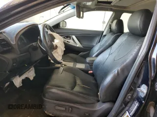 2010 Toyota Camry z VIN 4T1BF3EK7AU531690, wystawiony jako Copart lot #53103605 z przebiegiem 177 835 mil mil oraz Szkoda całkowita • Salvage title. Historia ofert i sprzedaży dostępna na DreamBid. Obrazek 7.