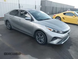2023 Kia Forte LXS z VIN 3KPF24AD5PE606683, wystawiony jako IAAI lot #41216622 z przebiegiem 38 827 mil mil oraz . Historia ofert i sprzedaży dostępna na DreamBid. Obrazek 1.