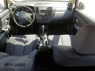 2008 Nissan Versa S z VIN 3N1BC13E38L410791, wystawiony jako Copart lot #56428195 z przebiegiem 79 999 mil mil oraz Szkoda całkowita • Salvage title. Historia ofert i sprzedaży dostępna na DreamBid. Obrazek 8.