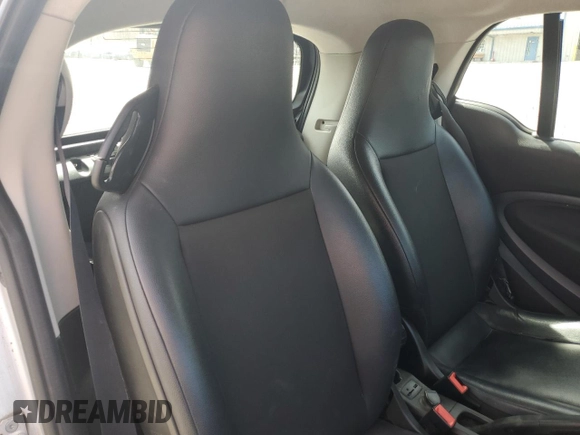 2016 Smart fortwo Passion z VIN WMEFJ5DAXGK123943, wystawiony jako Copart lot #51904865 z przebiegiem 69 821 mil mil oraz Szkody całkowita. Historia ofert i sprzedaży dostępna na DreamBid. Obrazek 10.