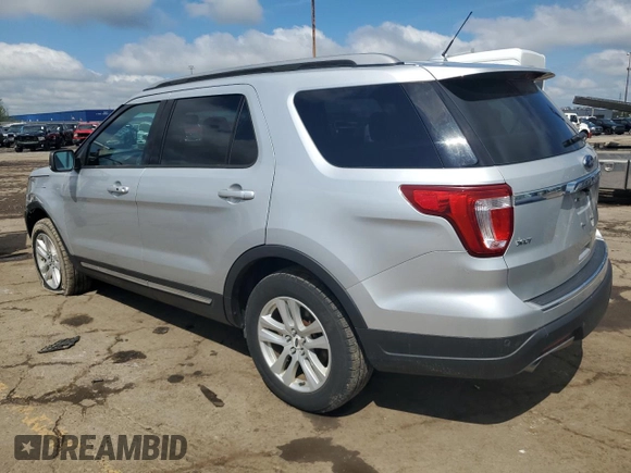2018 Ford Explorer XLT z VIN 1FM5K8D88JGB53969, wystawiony jako Copart lot #55858935 z przebiegiem 154 555 mil mil oraz Czysty tytuł • Clean title. Historia ofert i sprzedaży dostępna na DreamBid. Obrazek 2.