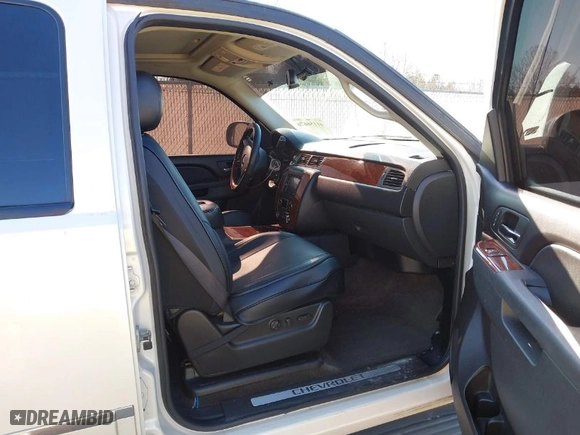 2010 Chevrolet Avalanche LTZ with VIN 3GNVKGE08AG272477, listed as a IAAI auction lot 41156676 with 209,408 mi miles. Bid and sale history available at carsss.com. Image 5.