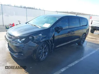 2020 Chrysler Pacifica Touring with VIN 2C4RC1FG8LR150540, listed as a IAAI auction lot 41506101 with 152,046 mi miles and . Bid and sale history available at DreamBid. Image 18.