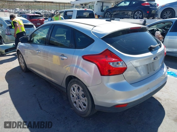 2012 Ford Focus SE z VIN 1FAHP3K28CL343856, wystawiony jako IAAI lot #41990103 z przebiegiem 176 588 mil mil oraz . Historia ofert i sprzedaży dostępna na DreamBid. Obrazek 3.