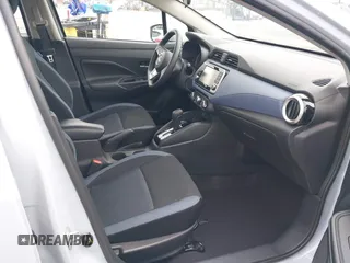 2024 Nissan Versa SV z VIN 3N1CN8EV8RL883656, wystawiony jako IAAI lot #42189707 z przebiegiem 18 509 mil mil oraz . Historia ofert i sprzedaży dostępna na DreamBid. Obrazek 5.
