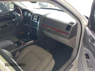 2008 Chrysler 300 C Hemi z VIN 2C3KA63HX8H208103, wystawiony jako IAAI lot #42082674 z przebiegiem 111 025 mil mil oraz . Historia ofert i sprzedaży dostępna na DreamBid. Obrazek 5.