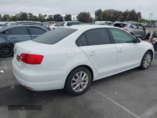 2014 Volkswagen Jetta Sedan SE w/Connectivity/Sunroof PZEV with VIN 3VWD17AJ6EM420961, listed as a IAAI auction lot 42107575 with 198,329 mi miles. Bid and sale history available at carsss.com. Image 4.