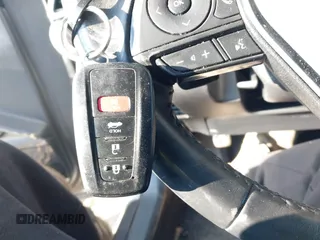 2018 Toyota Camry LE z VIN 4T1B11HK4JU616470, wystawiony jako IAAI lot #41352888 z przebiegiem 102 109 mil mil oraz . Historia ofert i sprzedaży dostępna na DreamBid. Obrazek 11.