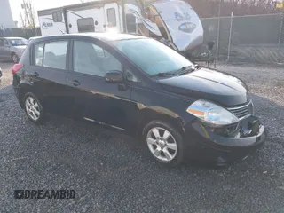 2007 Nissan Versa SL z VIN 3N1BC13E77L439385, wystawiony jako IAAI lot #41749821 z przebiegiem 137 521 mil mil oraz . Historia ofert i sprzedaży dostępna na DreamBid. Obrazek 1.
