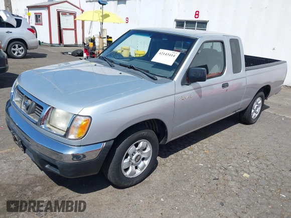 2000 Nissan Frontier XE z VIN 1N6DD26S2YC426161, wystawiony jako IAAI lot #42143414 z przebiegiem 206 698 mil mil oraz . Historia ofert i sprzedaży dostępna na DreamBid. Obrazek 2.
