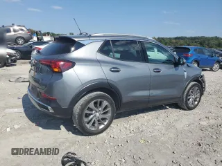 2021 Buick Encore GX Essence z VIN KL4MMFSL8MB077428, wystawiony jako Copart lot #71731754 z przebiegiem 51 432 mil mil oraz Szkoda całkowita • Salvage title. Historia ofert i sprzedaży dostępna na DreamBid. Obrazek 3.