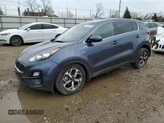 2020 Kia Sportage LX z VIN KNDPMCAC7L7791748, wystawiony jako Copart lot #55292555 z przebiegiem 27 286 mil mil oraz Nie do naprawy • Non repairable. Historia ofert i sprzedaży dostępna na DreamBid. Obrazek 1.