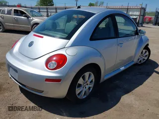 2008 Volkswagen New Beetle Coupe S with VIN 3VWRW31C88M509260, listed as a IAAI auction lot 42032305 with 122,760 mi miles. Bid and sale history available at carsss.com. Image 4.
