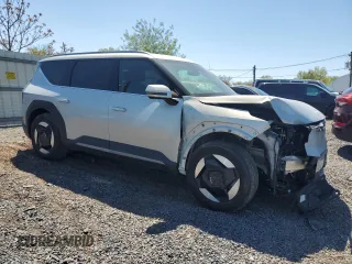 2024 Kia EV9 Wind z VIN KNDAFFS57R6050905, wystawiony jako Copart lot #53863965 z przebiegiem 10 210 mil mil oraz Szkoda całkowita • Salvage title. Historia ofert i sprzedaży dostępna na DreamBid. Obrazek 4.