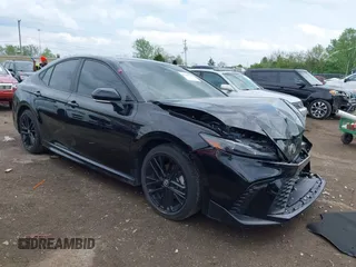 2025 Toyota Camry LE z VIN 4T1DAACK8SU043669, wystawiony jako IAAI lot #42167858 z przebiegiem 8 513 mil mil oraz . Historia ofert i sprzedaży dostępna na DreamBid. Obrazek 1.