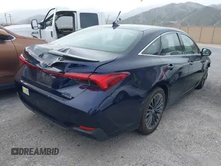 2021 Toyota Avalon Hybrid XSE z VIN 4T1EA1AB3MU005275, wystawiony jako IAAI lot #42335546 z przebiegiem 46 524 mil mil oraz . Historia ofert i sprzedaży dostępna na DreamBid. Obrazek 4.