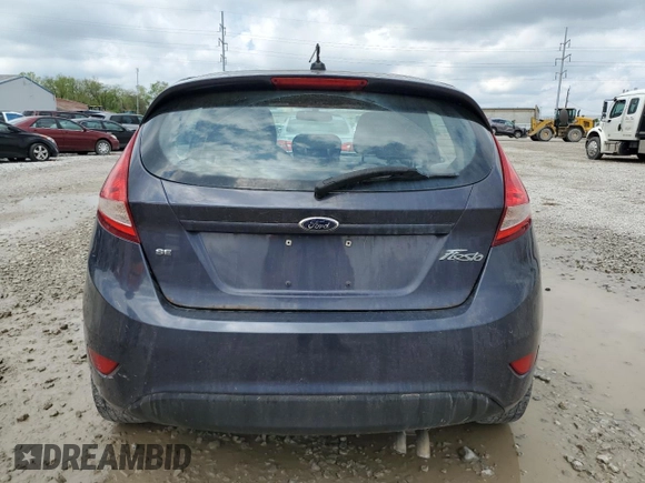 2013 Ford Fiesta SE z VIN 3FADP4EJ8DM146676, wystawiony jako Copart lot #55565485 z przebiegiem 168 801 mil mil oraz Szkoda całkowita • Salvage title. Historia ofert i sprzedaży dostępna na DreamBid. Obrazek 6.