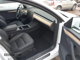 2025 Tesla Model Y Long Range z VIN 7SAYGDED9SA357876, wystawiony jako IAAI lot #41555227 z przebiegiem 1 600 mil mil oraz . Historia ofert i sprzedaży dostępna na DreamBid. Obrazek 5.