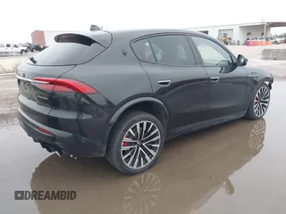 2023 Maserati Grecale Modena z VIN ZN682AVM6P7413121, wystawiony jako IAAI lot #42092049 z przebiegiem 8 132 mil mil oraz . Historia ofert i sprzedaży dostępna na DreamBid. Obrazek 4.