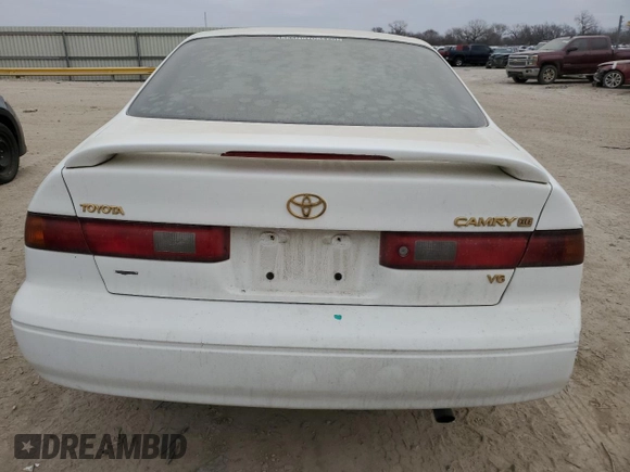 1998 Toyota Camry LE z VIN 4T1BF28K3WU068735, wystawiony jako Copart lot #44548355 z przebiegiem Nie podano mil oraz Szkoda całkowita • Salvage title. Historia ofert i sprzedaży dostępna na DreamBid. Obrazek 6.