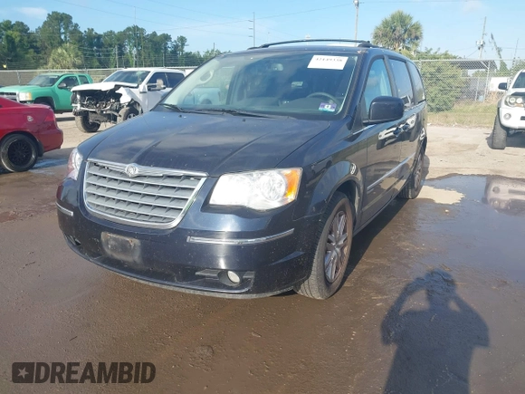 2010 Chrysler Town & Country Touring z VIN 2A4RR5D11AR281580, wystawiony jako IAAI lot #42149338 z przebiegiem 184 285 mil mil oraz . Historia ofert i sprzedaży dostępna na DreamBid. Obrazek 2.
