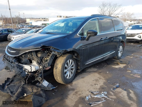 2017 Chrysler Pacifica Touring-L with VIN 2C4RC1BGXHR821249, listed as a IAAI auction lot 41295250 with 99,999 mi miles. Bid and sale history available at carsss.com. Image 16.
