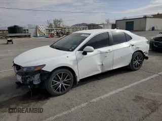 2022 Toyota Camry SE z VIN 4T1G11AK3NU691585, wystawiony jako Copart lot #51762635 z przebiegiem 58 831 mil mil oraz Szkoda całkowita • Salvage title. Historia ofert i sprzedaży dostępna na DreamBid. Obrazek 1.