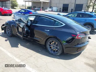 2018 Tesla Model 3 Long Range Battery z VIN 5YJ3E1EA2JF095525, wystawiony jako IAAI lot #42148713 z przebiegiem Nie podano mil oraz . Historia ofert i sprzedaży dostępna na DreamBid. Obrazek 3.