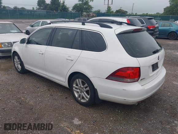 2014 Volkswagen Jetta TDI w/Sunroof & Nav with VIN 3VWPL7AJ1EM610321, listed as a IAAI auction lot 42701127 with 113,694 mi miles and . Bid and sale history available at DreamBid. Image 3.