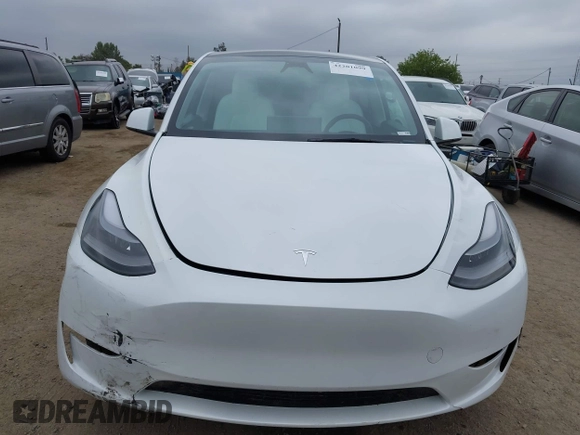 2024 Tesla Model Y with VIN 7SAYGDED4RF055859, listed as a IAAI auction lot 42201099 with 17,373 mi miles and . Bid and sale history available at DreamBid. Image 12.