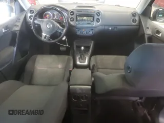 2013 Volkswagen Tiguan SE z VIN WVGBV3AX7DW613495, wystawiony jako Copart lot #59922995 z przebiegiem 224 725 mil mil oraz Czysty tytuł • Clean title. Historia ofert i sprzedaży dostępna na DreamBid. Obrazek 8.