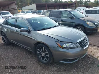 2013 Chrysler 200 Touring z VIN 1C3CCBBG2DN712033, wystawiony jako IAAI lot #40991400 z przebiegiem 151 693 mil mil oraz . Historia ofert i sprzedaży dostępna na DreamBid. Obrazek 1.
