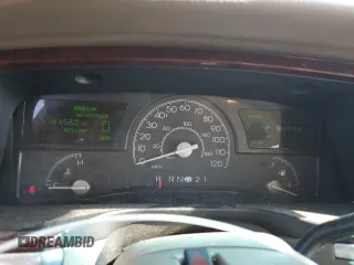 2003 Lincoln Town Car Cartier z VIN 1LNHM83W33Y690270, wystawiony jako Copart lot #51682235 z przebiegiem 118 355 mil mil oraz Szkoda całkowita • Salvage title. Historia ofert i sprzedaży dostępna na DreamBid. Obrazek 9.