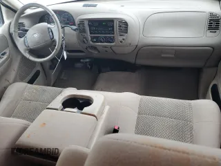 2003 Ford F-150 XL z VIN 2FTRX18L43CA38884, wystawiony jako Copart lot #87427414 z przebiegiem 171 605 mil mil oraz Czysty tytuł • Clean title. Historia ofert i sprzedaży dostępna na DreamBid. Obrazek 8.