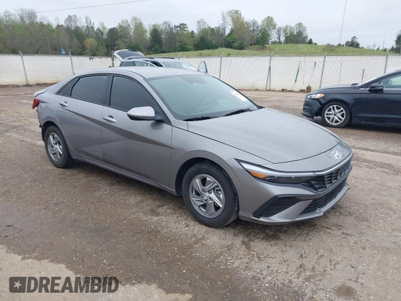 2025 Hyundai Elantra SE z VIN KMHLL4DG3SU860243, wystawiony jako IAAI lot #41899929 z przebiegiem 26 162 mil mil oraz . Historia ofert i sprzedaży dostępna na DreamBid. Obrazek 1.