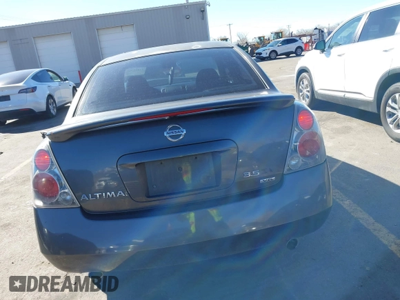 2006 Nissan Altima 3.5 SE with VIN 1N4BL11D46N301024, listed as a IAAI auction lot 41885365 with 206,539 mi miles. Bid and sale history available at carsss.com. Image 17.
