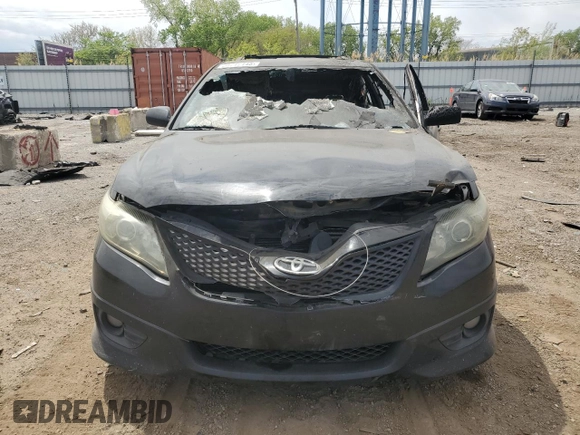 2011 Toyota Camry LE z VIN 4T1BF3EK4BU143155, wystawiony jako Copart lot #56717145 z przebiegiem Nie podano mil oraz Szkoda całkowita • Salvage title. Historia ofert i sprzedaży dostępna na DreamBid. Obrazek 5.