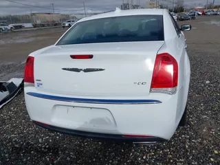 2019 Chrysler 300 Limited with VIN 2C3CCAKGXKH577948, listed as a IAAI auction lot 40908813 with 117,602 mi miles. Bid and sale history available at carsss.com. Image 17.