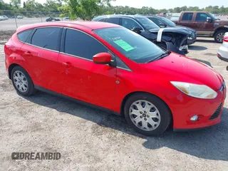 2012 Ford Focus SE z VIN 1FAHP3K23CL349547, wystawiony jako IAAI lot #42192870 z przebiegiem 151 659 mil mil oraz . Historia ofert i sprzedaży dostępna na DreamBid. Obrazek 1.