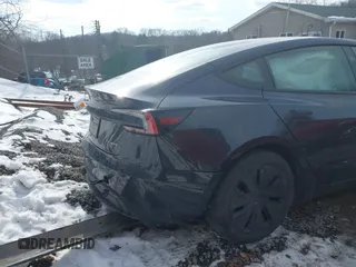 2025 Tesla Model 3 Long Range z VIN 5YJ3E1EB5SF880681, wystawiony jako IAAI lot #41429855 z przebiegiem 747 mil mil oraz . Historia ofert i sprzedaży dostępna na DreamBid. Obrazek 18.