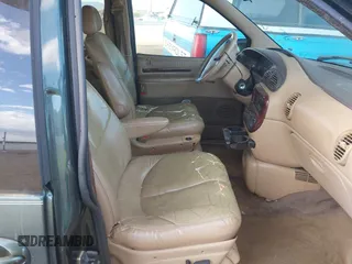 2000 Chrysler Town & Country LXi with VIN 1C4GP54L5YB671398, listed as a IAAI auction lot 41736027 with 131,923 mi miles. Bid and sale history available at carsss.com. Image 5.